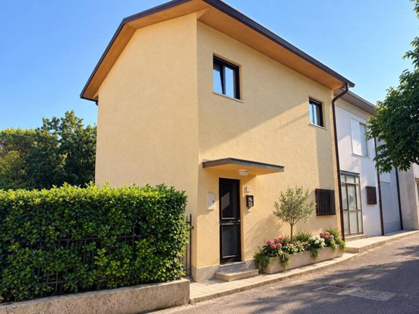 casa indipendente in vendita a Duino Aurisina in zona Sistiana