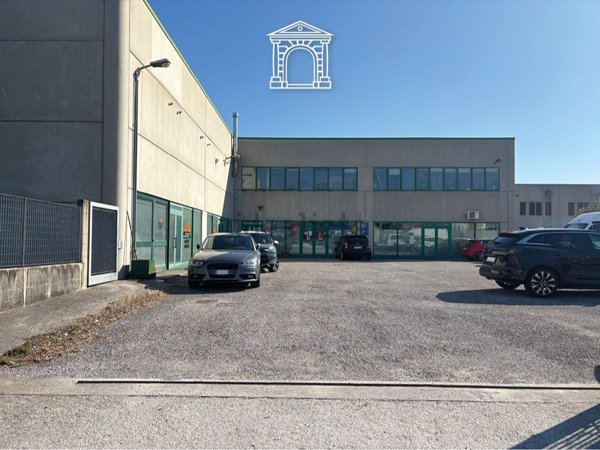 capannone in vendita a Muggia