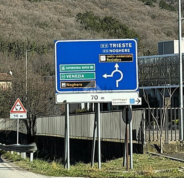 capannone in vendita a Muggia