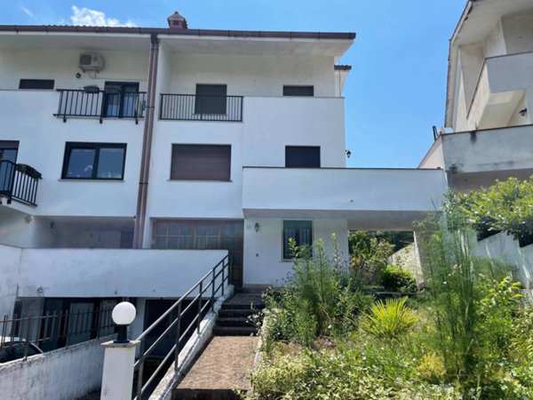 casa indipendente in vendita a Muggia in zona Santa Barbara