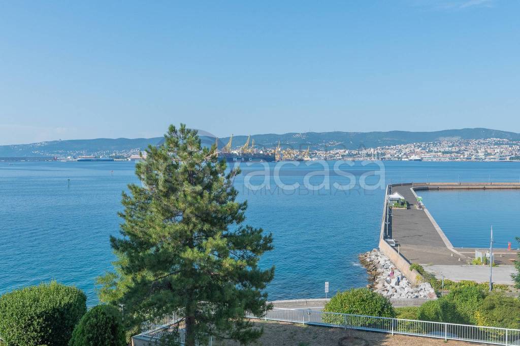 appartamento in vendita a Muggia in zona Chiampore