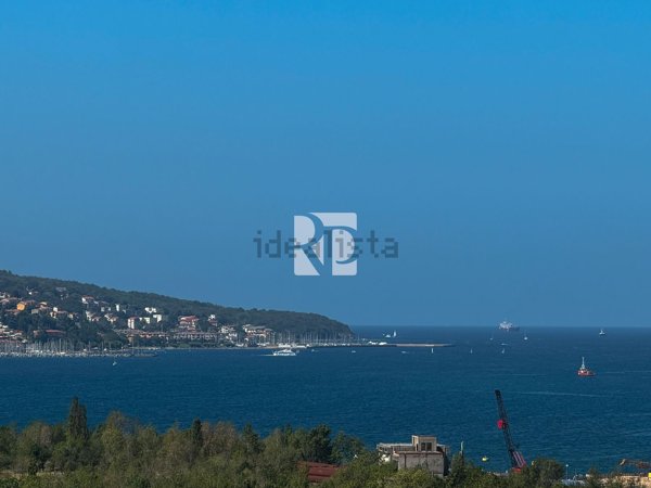appartamento in vendita a Muggia in zona Aquilinia