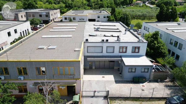 locale commerciale in vendita a San Dorligo della Valle in zona Domio