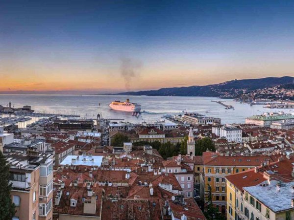 appartamento in vendita a Trieste in zona Città Vecchia