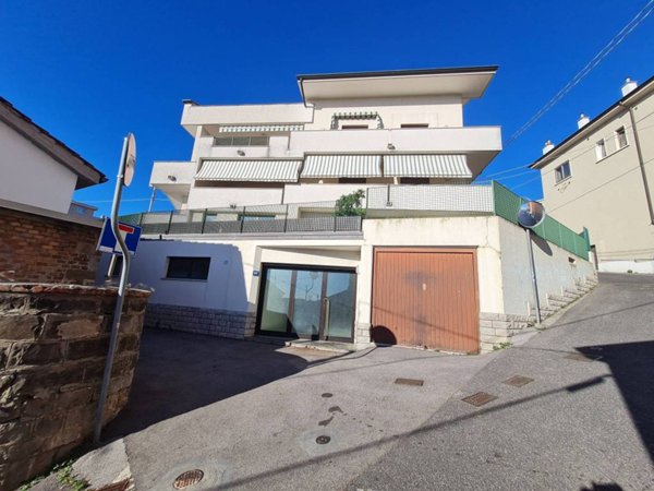 locale commerciale in vendita a Trieste in zona Rozzol