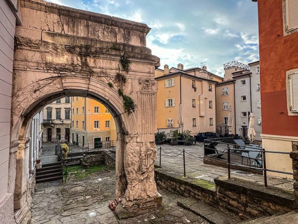 negozio in vendita a Trieste in zona Città Vecchia