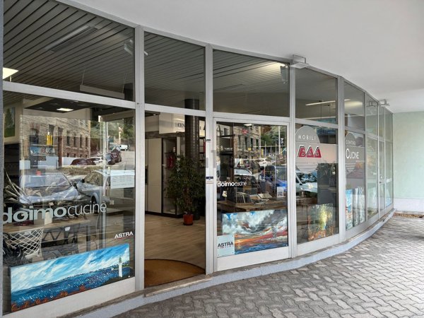 locale commerciale in vendita a Trieste in zona Barriera vecchia