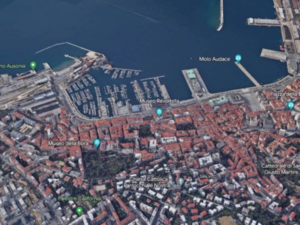 negozio in vendita a Trieste in zona Città Vecchia