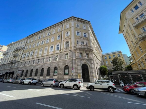 locale commerciale in vendita a Trieste in zona Borgo Teresiano