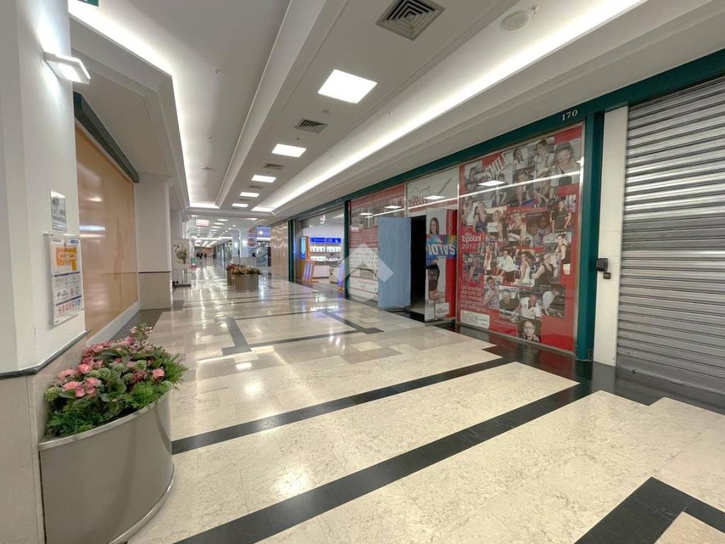 negozio in vendita a Trieste in zona Chiarbola