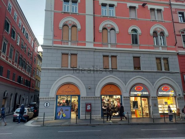 locale commerciale in vendita a Trieste in zona Barriera vecchia