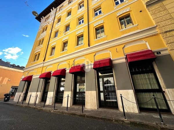 locale commerciale in vendita a Trieste in zona Barriera vecchia