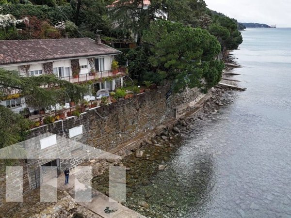 casa indipendente in vendita a Trieste in zona Grignano