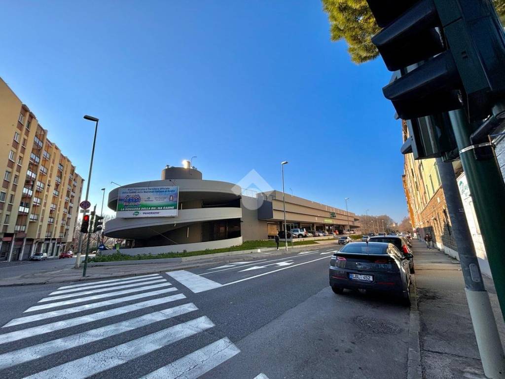 negozio in vendita a Trieste in zona Campi Elisi