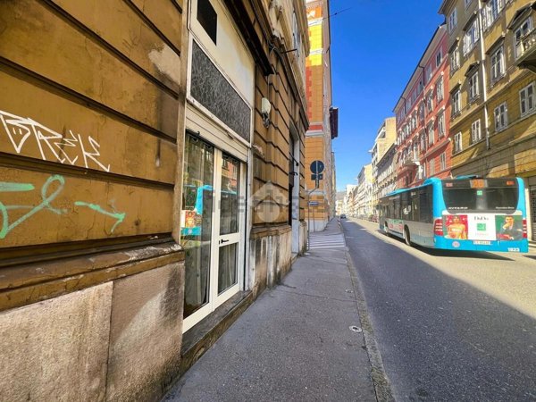 locale commerciale in vendita a Trieste in zona Borgo Teresiano