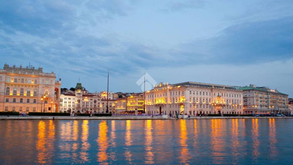 negozio in vendita a Trieste in zona Città Vecchia