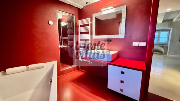 appartamento in vendita a Trieste in zona Città Nuova
