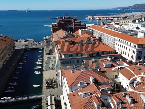 appartamento in vendita a Trieste in zona Borgo Teresiano