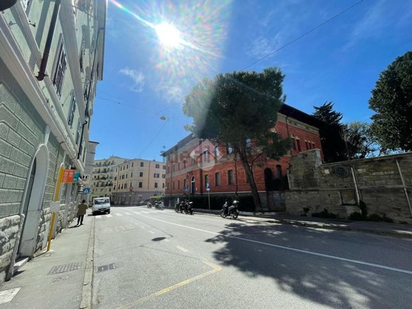locale commerciale in vendita a Trieste in zona Chiarbola