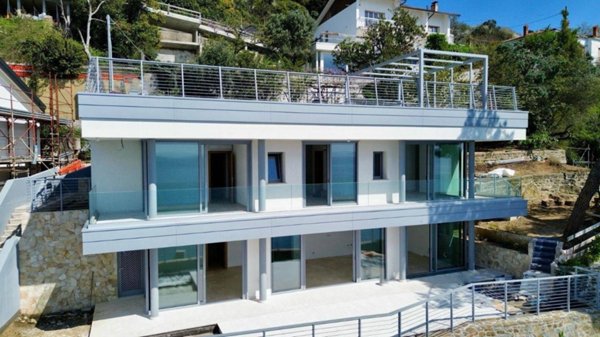 casa indipendente in vendita a Trieste in zona Miramare