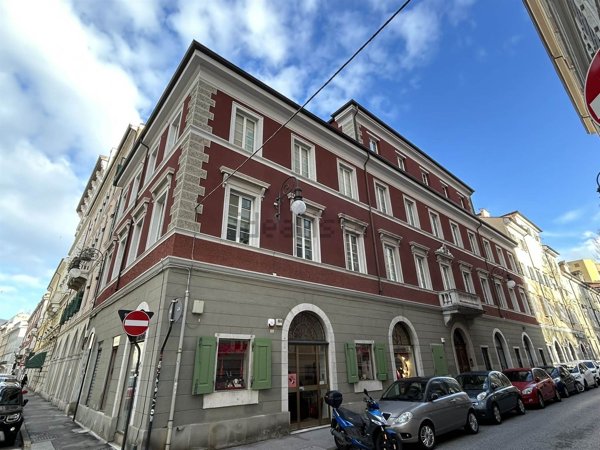 locale commerciale in vendita a Trieste in zona Città Vecchia