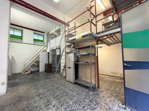 locale commerciale in vendita a Trieste in zona Barriera vecchia