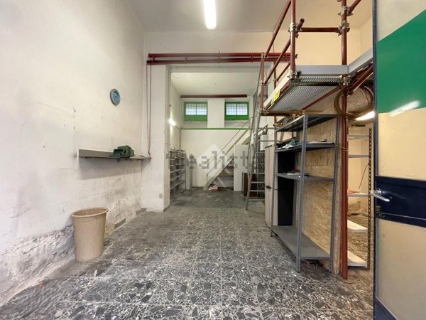 locale commerciale in vendita a Trieste in zona Barriera vecchia