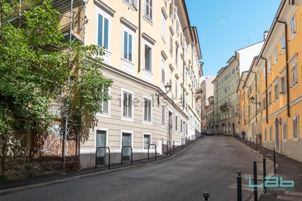 appartamento in vendita a Trieste in zona Città Vecchia