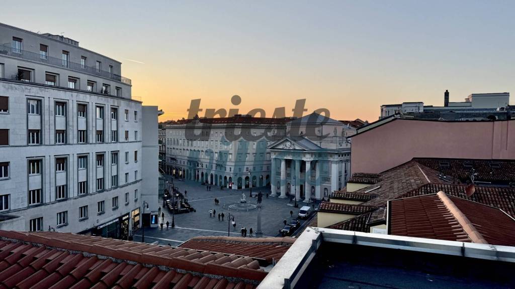 appartamento in vendita a Trieste in zona Borgo Teresiano