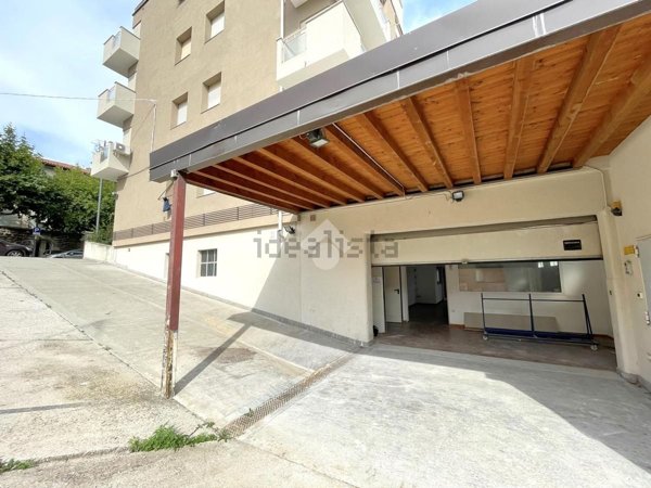 locale commerciale in vendita a Trieste in zona Rozzol