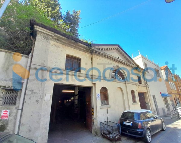 locale commerciale in vendita a Trieste