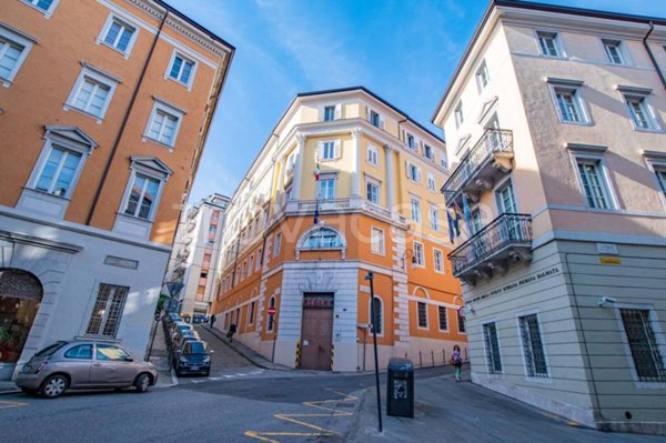 locale commerciale in vendita a Trieste in zona Cavana