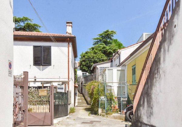 casa indipendente in vendita a Trieste in zona Cattinara