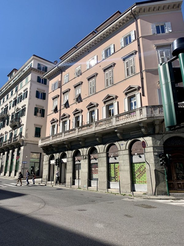 locale commerciale in vendita a Trieste in zona Chiarbola