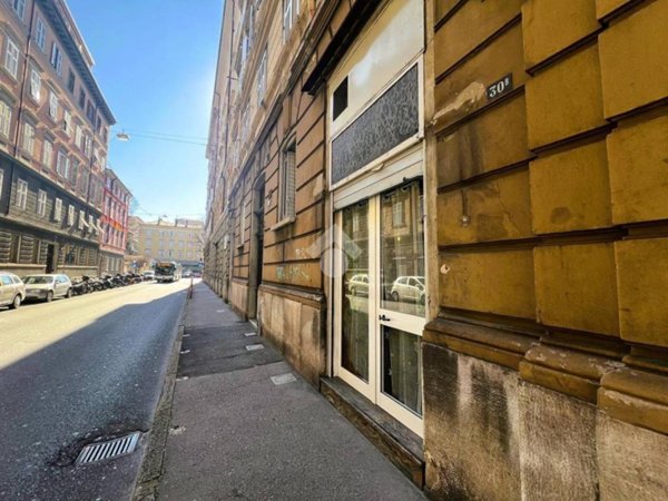 locale commerciale in vendita a Trieste in zona Roiano