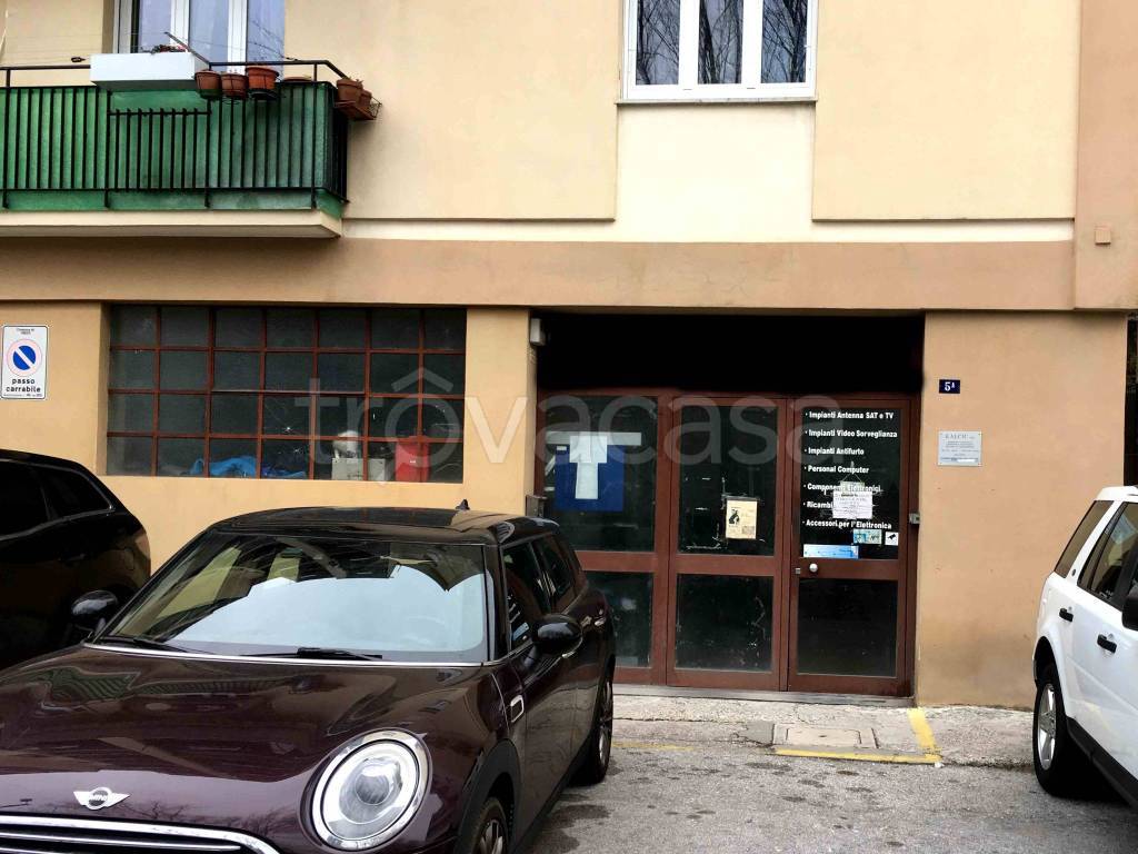 locale commerciale in vendita a Trieste in zona San Giacomo