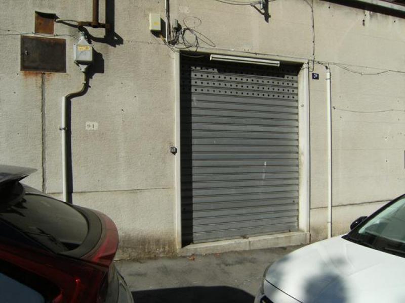 locale commerciale in vendita a Trieste in zona San Giacomo