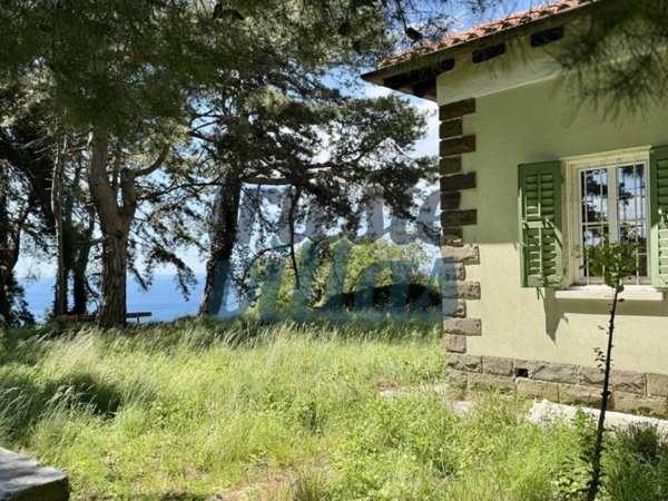 casa indipendente in vendita a Trieste in zona Gretta