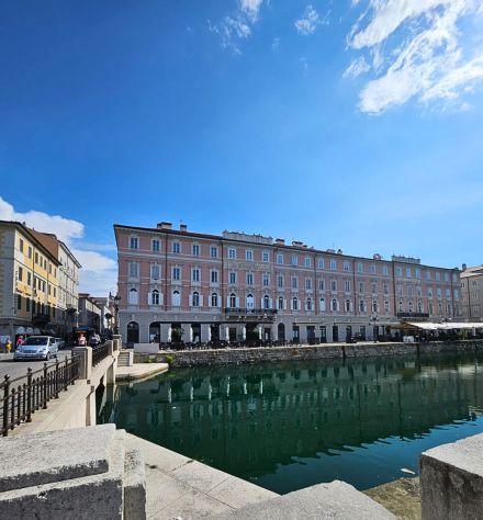 appartamento in vendita a Trieste in zona Borgo Teresiano
