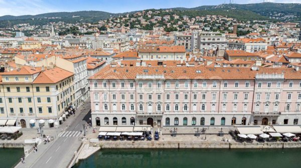 appartamento in vendita a Trieste in zona Borgo Teresiano