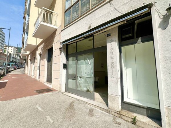 negozio in vendita a Trieste in zona Cologna