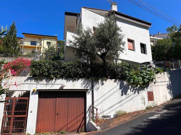 casa indipendente in vendita a Trieste in zona Valmaura