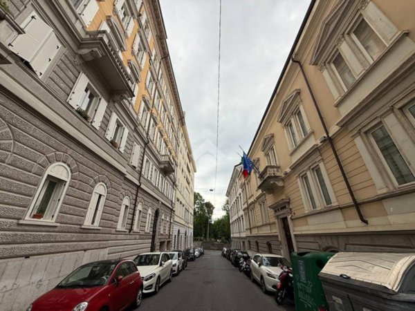 locale commerciale in vendita a Trieste in zona Cavana