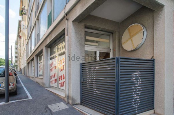 locale commerciale in vendita a Trieste in zona Barriera vecchia
