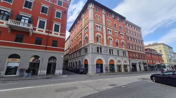 locale commerciale in vendita a Trieste in zona Barriera vecchia