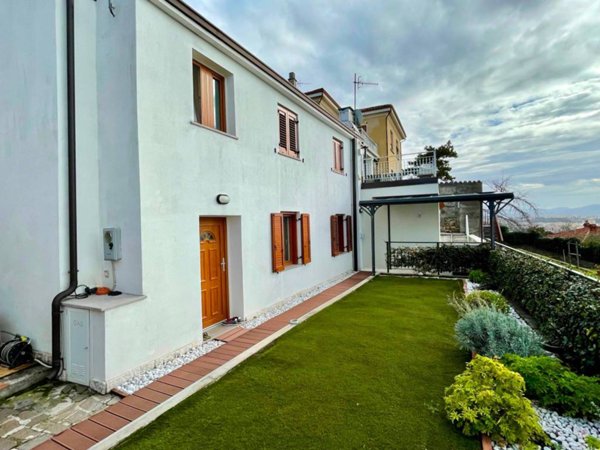 casa indipendente in vendita a Trieste in zona Cologna