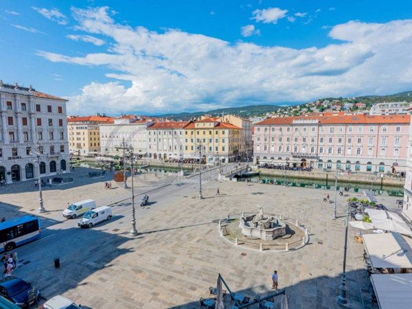 appartamento in vendita a Trieste in zona Borgo Teresiano