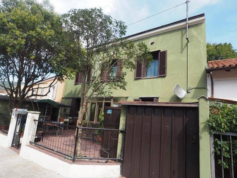 casa indipendente in vendita a Trieste in zona Rozzol