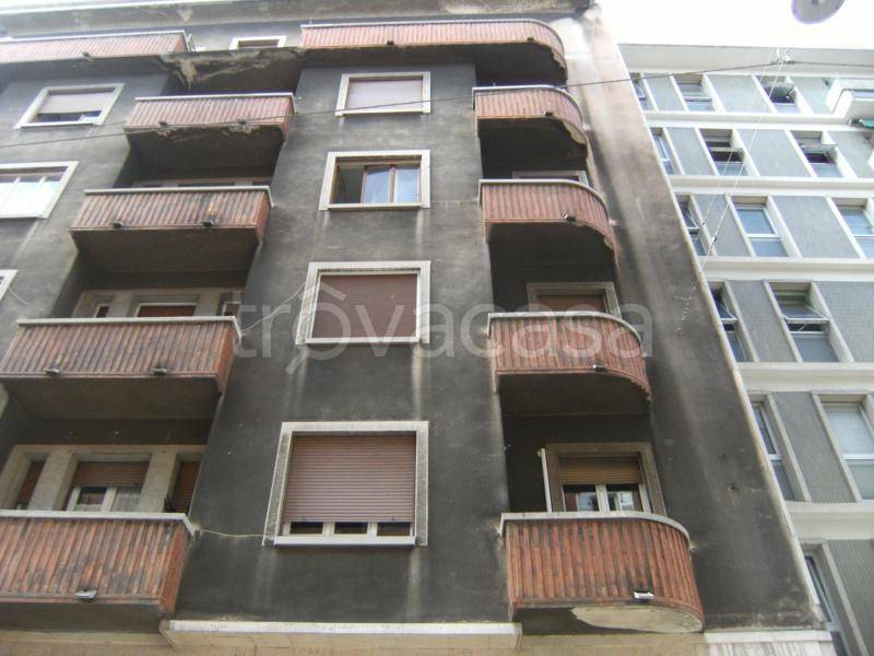 locale commerciale in vendita a Trieste in zona Barriera vecchia