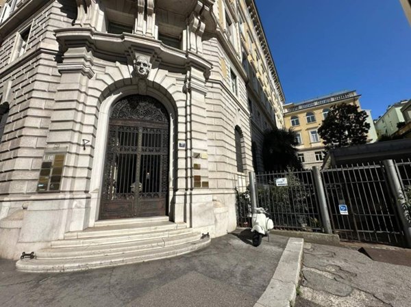 appartamento in vendita a Trieste in zona Borgo Teresiano